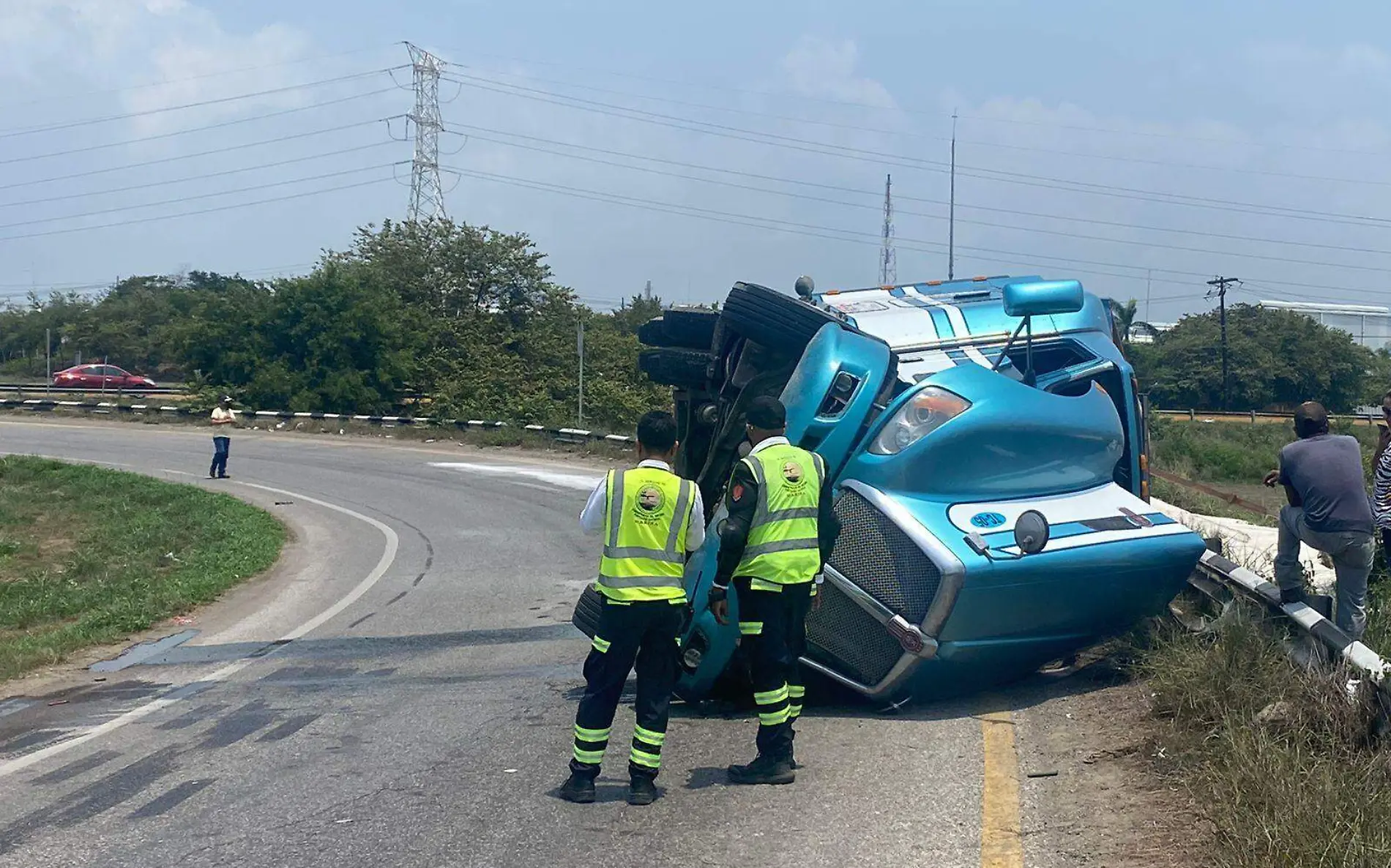 Volcadura de tráiler en bulevar de Los Ríos dentro de API Altamira | Protección Civil Altamira 